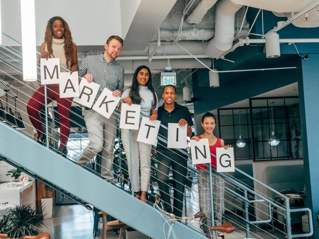 Les 12 avantages du marketing digital : coworkers standing on a stairway