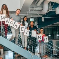 Les 12 avantages du marketing digital : coworkers standing on a stairway