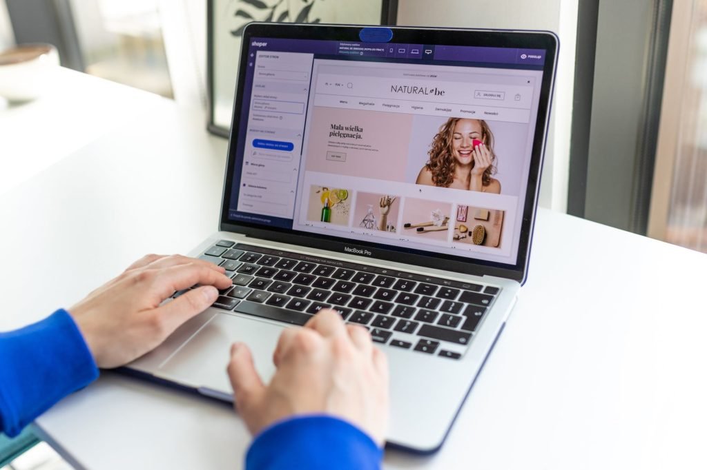 10 Ready-Made Shopify Stores for Sale Earning $1K/Month - pic: laptop z otwartym edytorem graficznym szablonu sklepu internetowego shoper