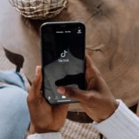 Les niches TikTok les plus rentables - pic: person holding black android smartphone