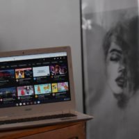 youtube website on laptop screen: Les niches les plus rentables sur YouTube