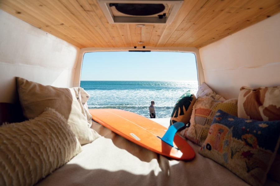 11. Voyages et Tourisme - pic: planche de surf dans une camionnette