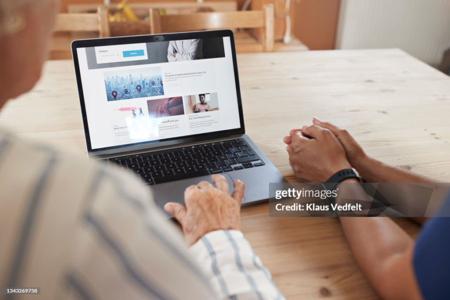 2 persons on a laptop visiting an LMS