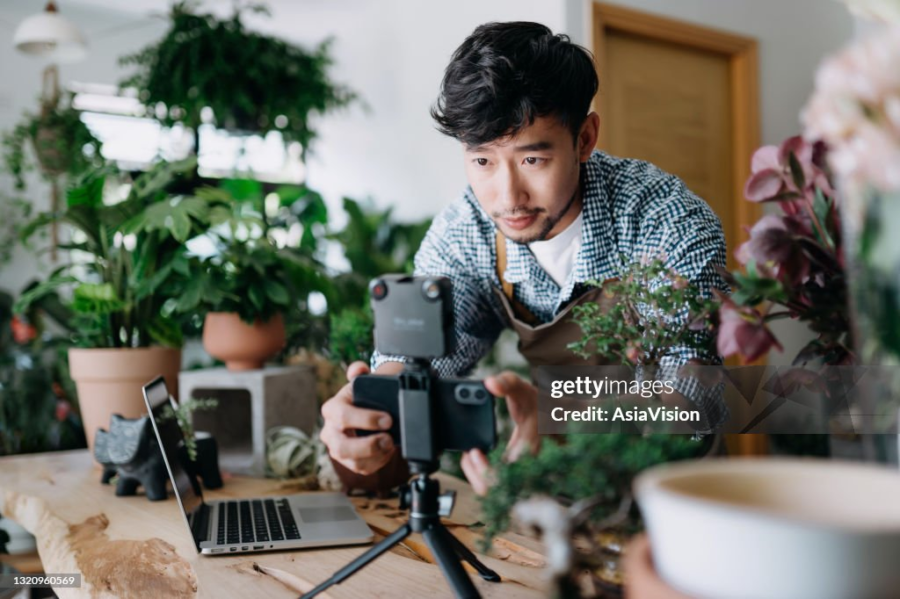 homme qui prepare une camera avec pc