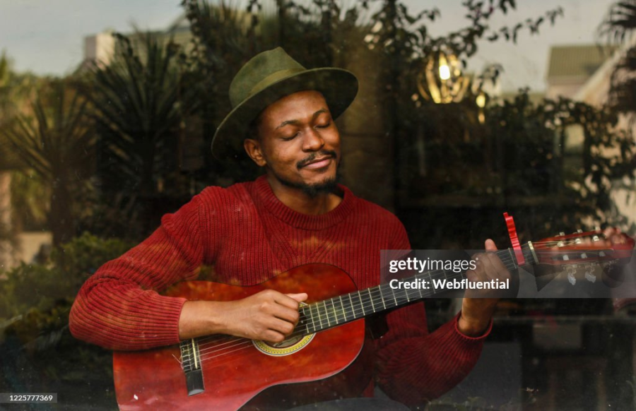 homme qui joue sur la guitar