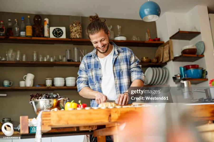 homme qui prepare un repas dans la cuisine