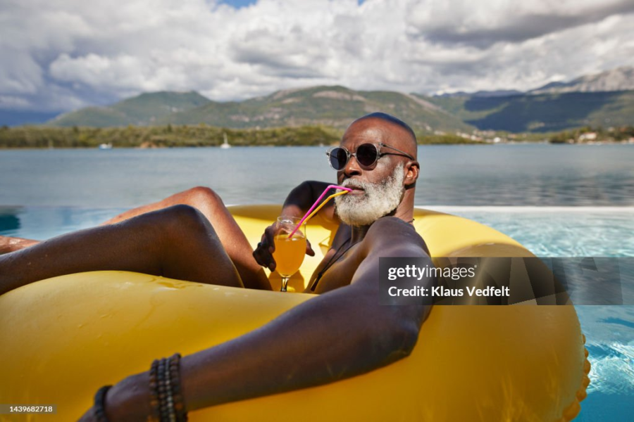 homme qui se détend dans l'eau dans un voyage