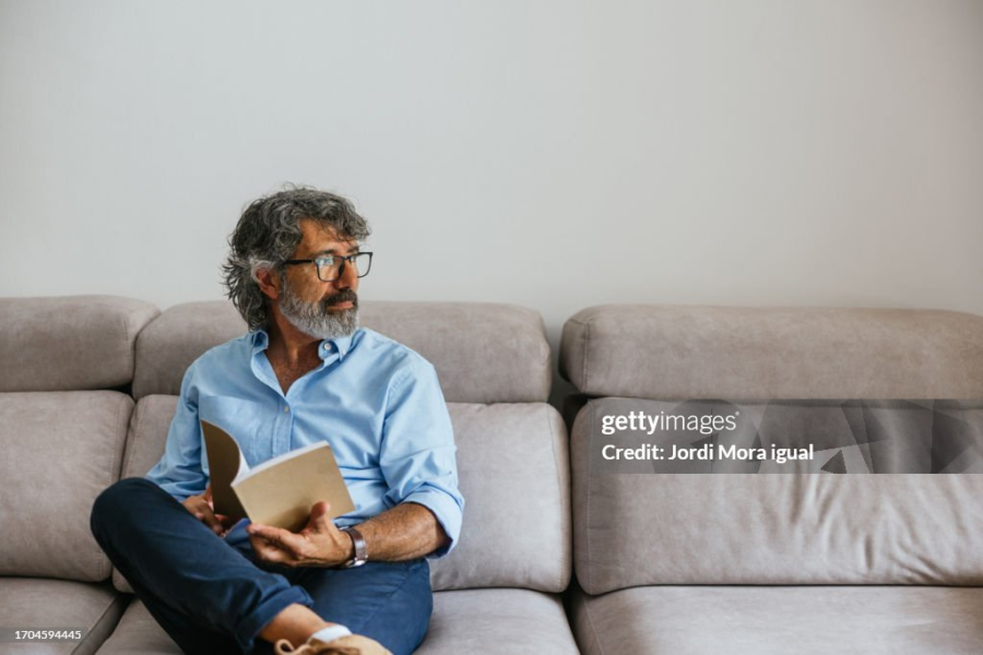 homme qui lit un livre