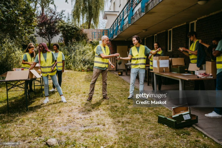 des hommes et femmes en fait le bénévolat en groupe
