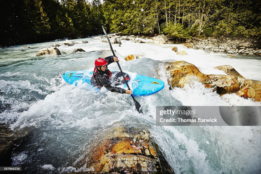homme qui fait le kayak sur l'eau