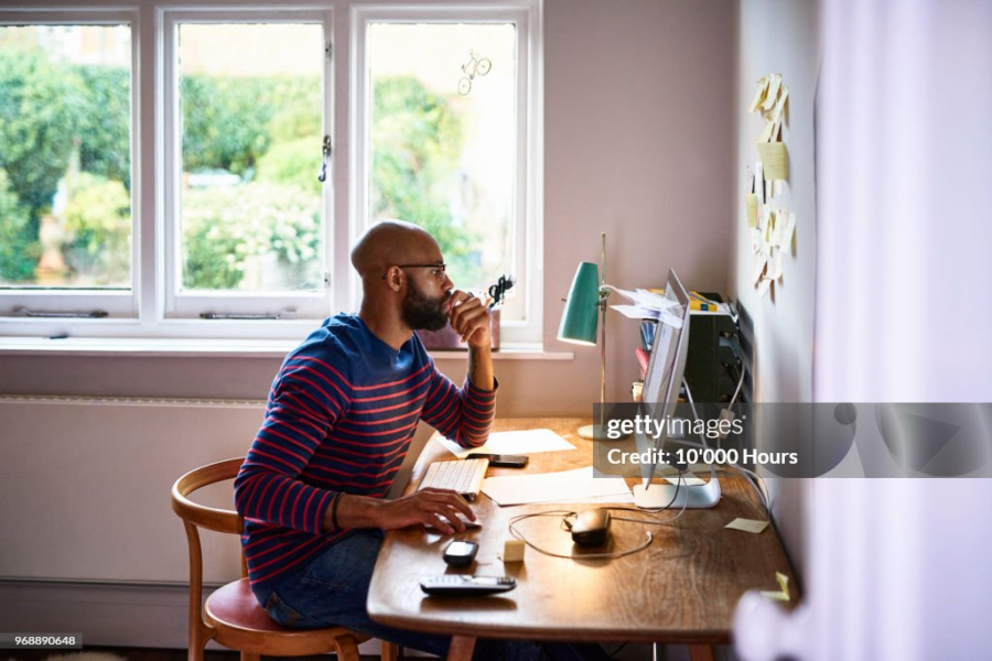 homme qui apprend sur pc bureau