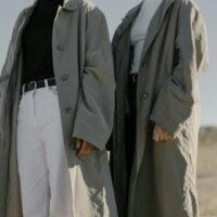 2 hommes en veste noire et pantalon blanc : Meilleurs produits louables dropshipping : 11+ niches