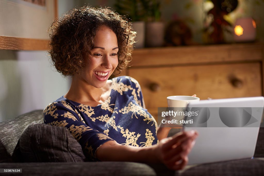 femme qui voir de films sur sa tablette